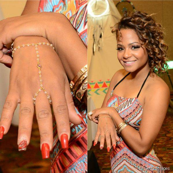 Para uma festa realizada na California, em 2014, a atriz escolheu a tradicional esmaltação vermelha e incrementou com uma nail art filha única com glitter